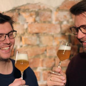 To personer smaker øl
