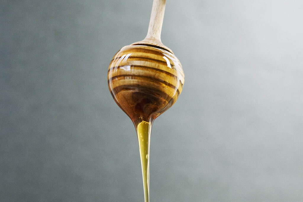 Mjoed smaking hos Oelakademiet. Bilde av dryppende honning. 