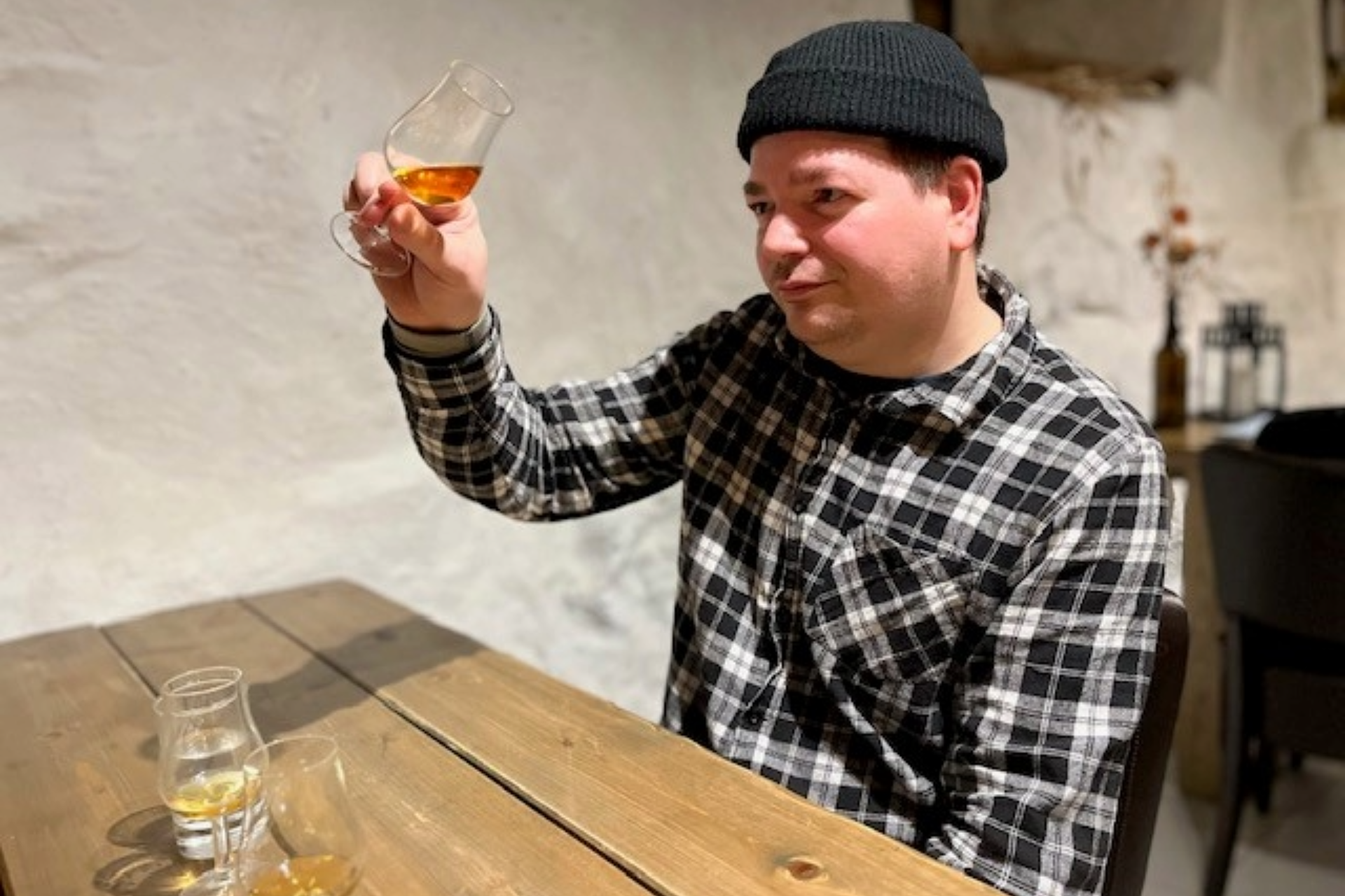 Bilde av mann som ser på glass med whisky Slik smaker du whisky
